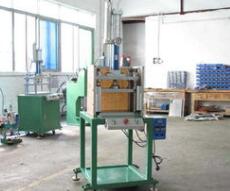 相比普通液壓鉚接機(jī)，氣液增壓鉚接機(jī)有什么不同