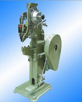 選購(gòu)徑向鉚接機(jī)時(shí)需要注意哪些事項(xiàng)？