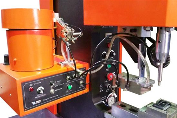 自動(dòng)送料鉚接機(jī)不僅安裝方便且提高生產(chǎn)效率！