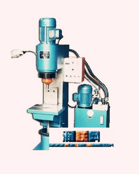 徑向鉚接機(jī)應(yīng)該如何操作？